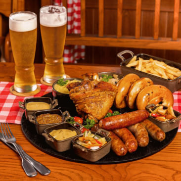 Untitled design (3) баварской хрустящей свиной рулькой и ассорти из колбасок в Чубели