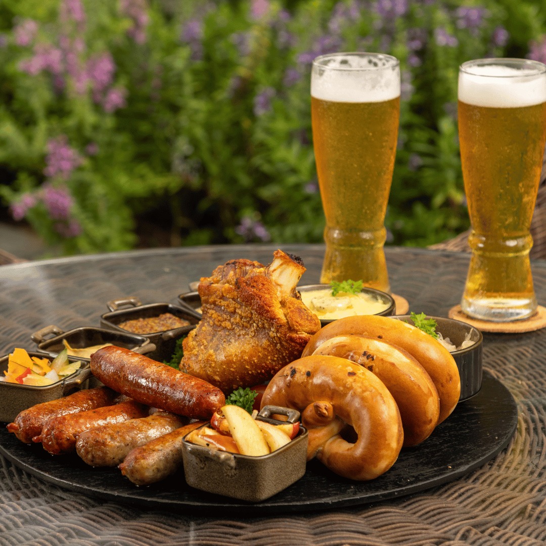 баварской хрустящей свиной рулькой и ассорти из колбасок в Чубели — изображение 5