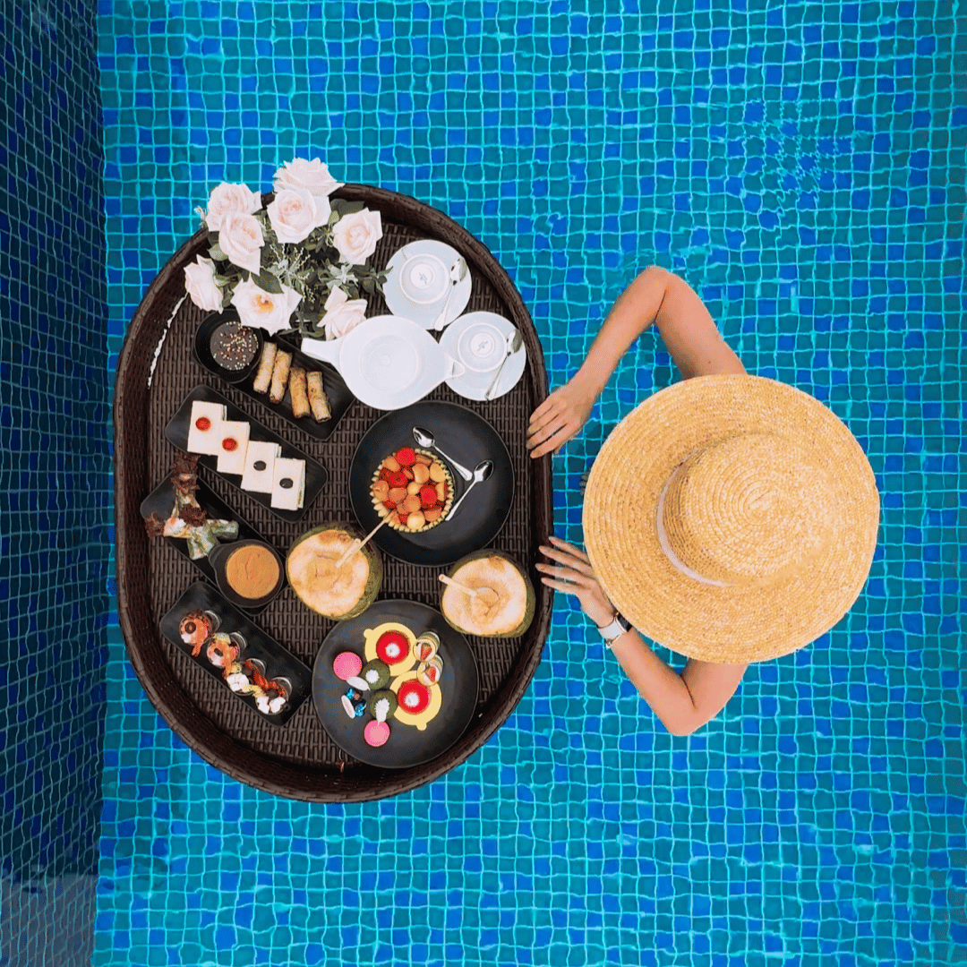 Поднос с послеобеденным чаем на вилле