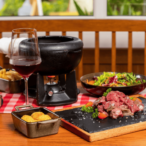 스위스 비프 퐁듀와 레드와인 2잔