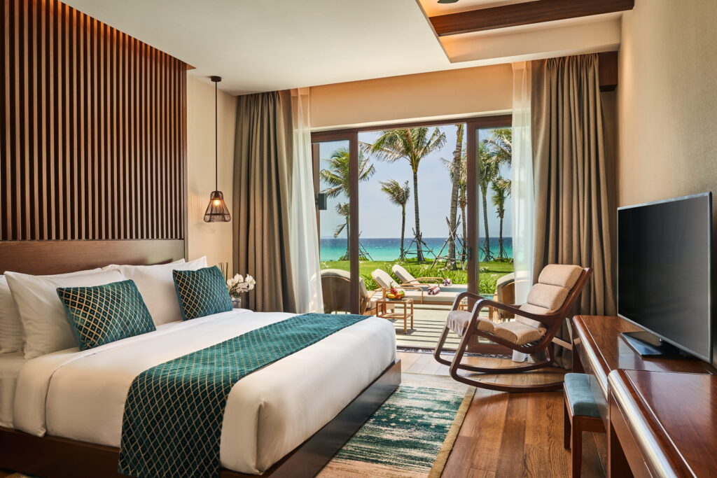Phòng ngủ chính của biệt thự hồ bơi sát biển tại Mövenpick Resort Cam Ranh