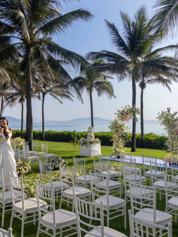 Lễ cưới bãi biển lãng mạn tại Mövenpick Cam Ranh