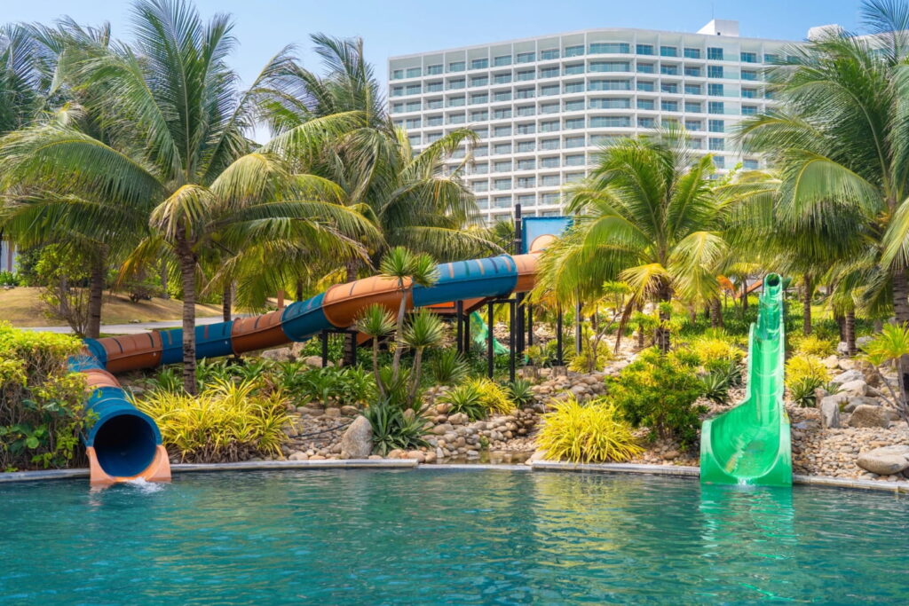 Công viên nước với cầu trượt cho trẻ em tại Mövenpick Resort Cam Ranh